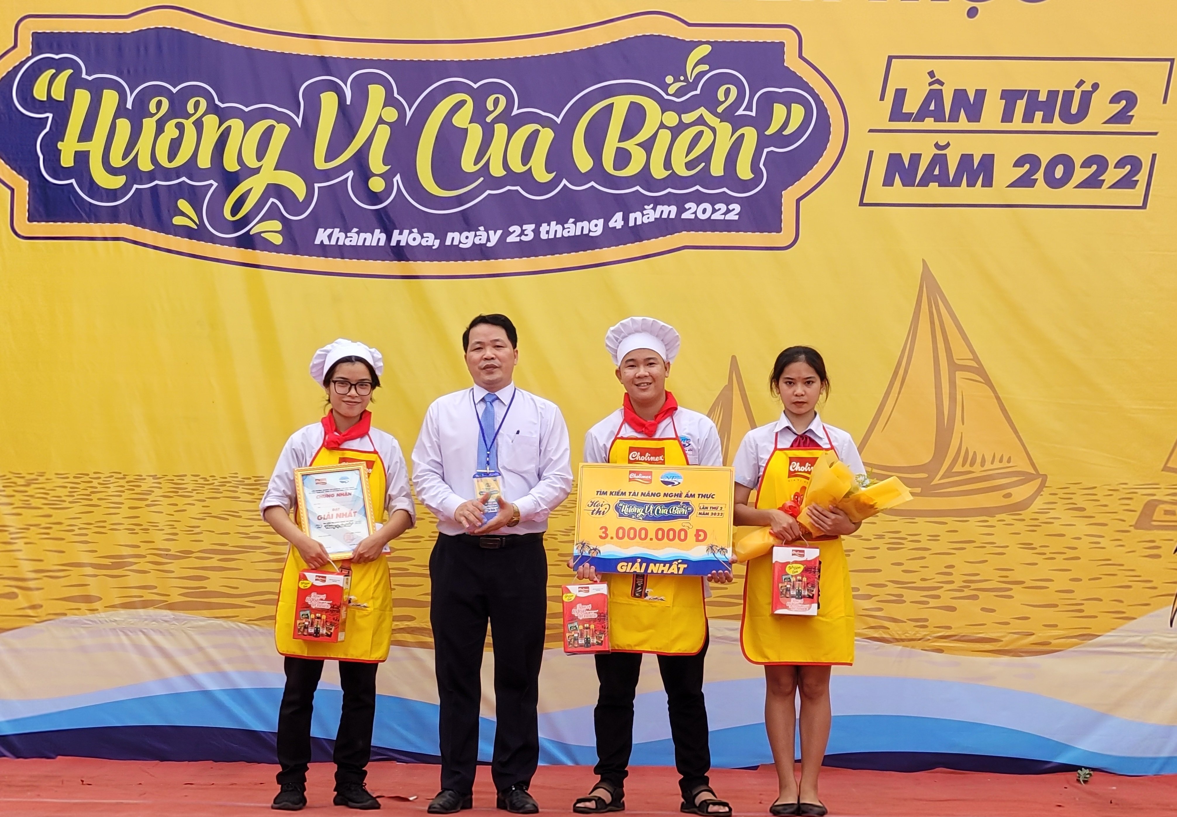 Hiệu trưởng Trường Cao đẳng Du lịch Nha Trang Nguyễn Doãn Thành trao giải Nhất cho đội số 14